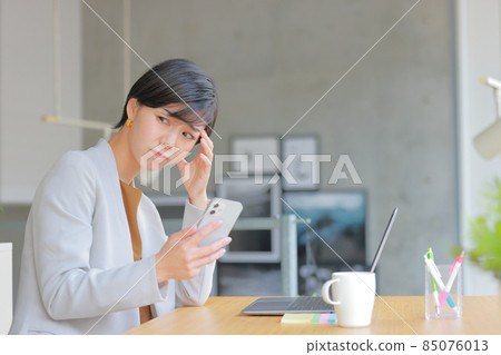 Businesswoman frowns when she doesn't want to answer this phone 1 Businesswoman frowns when she doesn't want to answer this phone 1 85076013