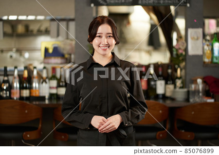 Asian female working in a restaurant 85076899