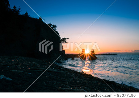 Cape Tei,高知縣,Meotoiwa 和地平線上的落日 Cape Tei,高知縣,Meotoiwa 和地平線上的落日 85077196