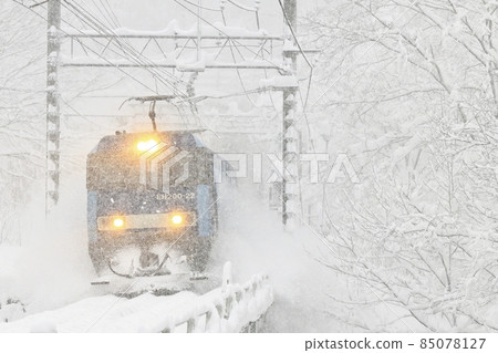 一架貨運列車在暴風雪中在上越線運行 85078127