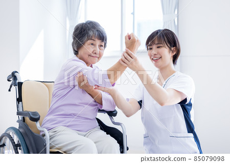 Senior female rehabilitating medical skills and physiotherapist Photographing cooperation: Japanese Language School attached to Chuo Institute of Technology 85079098
