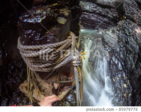 洞穴中的瀑布盆地，周圍環繞著 300 度左右的岩石 Bunzo 瀑布 85079778