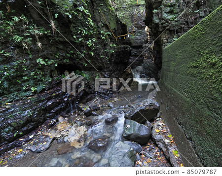 洞穴中的瀑布盆地，周圍環繞著 300 度左右的岩石 Bunzo 瀑布 85079787