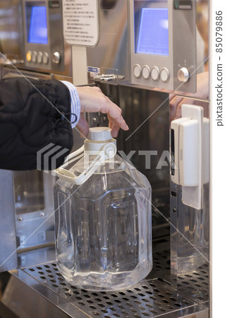從超市飲水機取水的女人 85079886