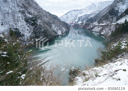 雪景中的莊川悠然遊船，富山未開發區 85080119