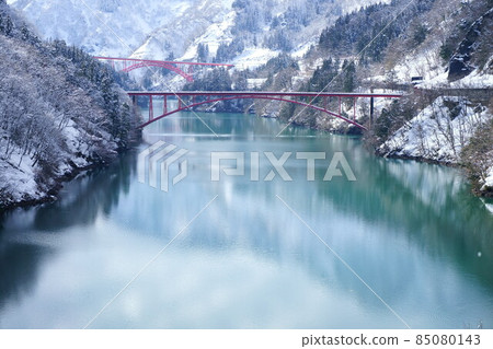 富山未開發地區白雪皚皚的正川峽谷上的紅色橋樑 85080143
