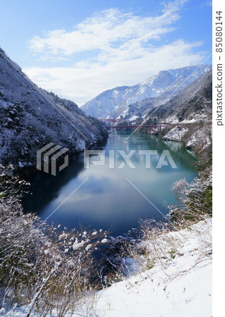 富山的祕境,白雪皚皚的莊川峽谷 富山的祕境,白雪皚皚的莊川峽谷 85080144