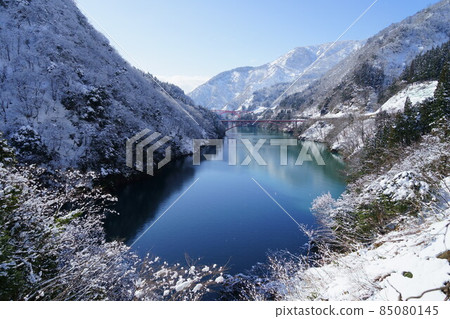富山的祕境,白雪皚皚的莊川峽谷 富山的祕境,白雪皚皚的莊川峽谷 85080145