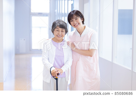 Nursing care Senior female and caregiver portrait photography cooperation: Japanese language school attached to Chuo Institute of Technology 85080686