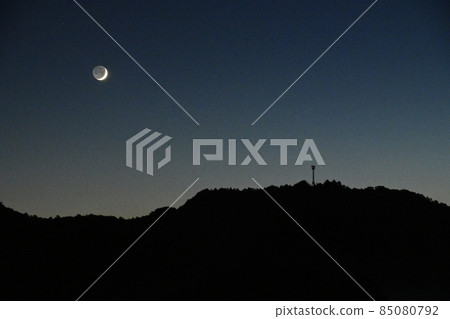 新月和無線電塔 新月和無線電塔 85080792