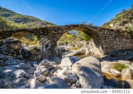 New Bridge in the Garganta de los infiernos gorge, Jerte valley, Caceres, Spain 85081312