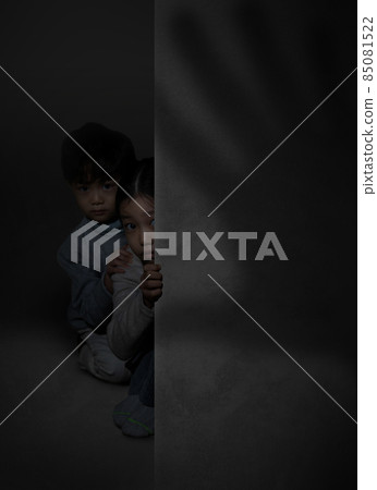 asian children shaking in fear, child abuse concept asian children shaking in fear, child abuse concept 85081522
