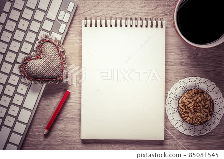 Blank notepad on wooden table 85081545