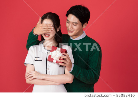 Asian Korean couple in winter fashion, Christmas shopping event concept Asian Korean couple in winter fashion, Christmas shopping event concept 85082410