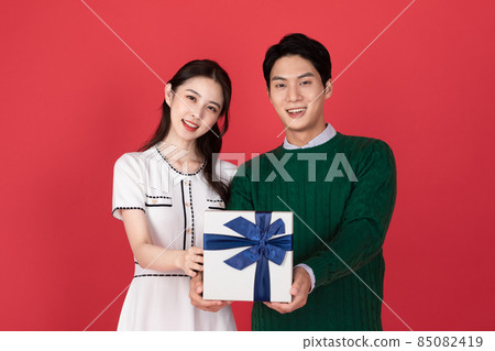 Asian Korean couple in winter fashion, Christmas shopping event concept Asian Korean couple in winter fashion, Christmas shopping event concept 85082419