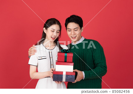 Asian Korean couple in winter fashion, Christmas shopping event concept Asian Korean couple in winter fashion, Christmas shopping event concept 85082456