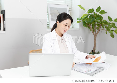 Asian Korean female psychiatric doctor in clinic Asian Korean female psychiatric doctor in clinic 85082504