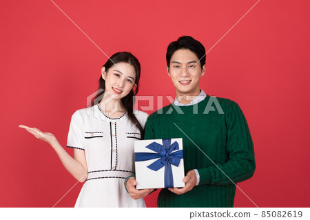 Asian Korean couple in winter fashion, Christmas shopping event concept Asian Korean couple in winter fashion, Christmas shopping event concept 85082619