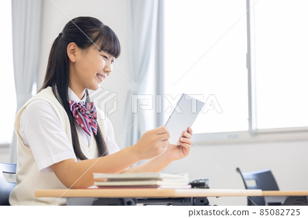 高中生形象 用平板電腦學習的高中女生 拍攝合作：中央工業大學附屬日語學校 85082725