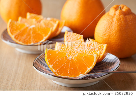 Dekopon (Shiranui) cut and served on a plate 85082950