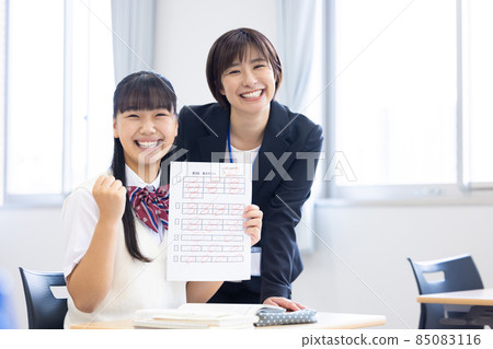 Educational image High school girls receiving one-on-one guidance Photographing cooperation: Japanese language school attached to Chuo Institute of Technology Educational image High school girls receiving one-on-one guidance Photographing cooperation: Japanese language school attached to Chuo Institute of Technology 85083116