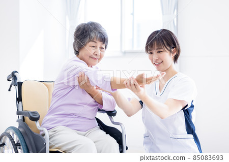 Medical arm rehabilitation senior woman and physiotherapist Photographing cooperation: Japanese language school attached to Chuo College of Technology 85083693