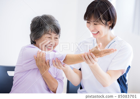 Medical arm rehabilitation senior woman and physiotherapist Photographing cooperation: Japanese language school attached to Chuo College of Technology 85083701