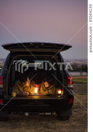 Parent-child outdoor image of staying in the car and enjoying nature 85084239
