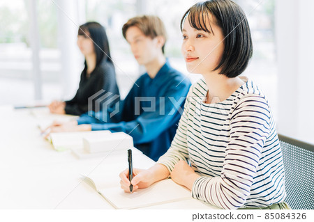 正在上課的大學生 85084326