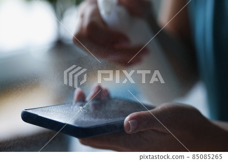 Spray antiseptic on mobile phone screen, antibacterial and disinfecting liquid 85085265