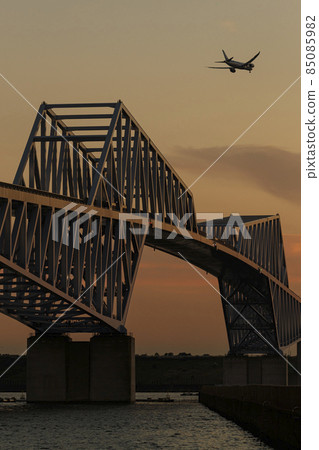 Tokyo Gate Bridge and airplanes 85085982