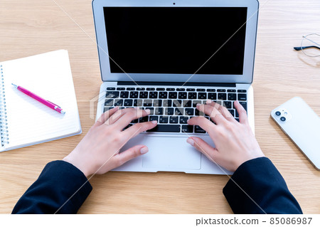 Hands of women using laptops [Parts cut] 85086987