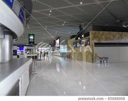 Narita International Airport with few people due to the influence of the new coronavirus Narita International Airport with few people due to the influence of the new coronavirus 85088008