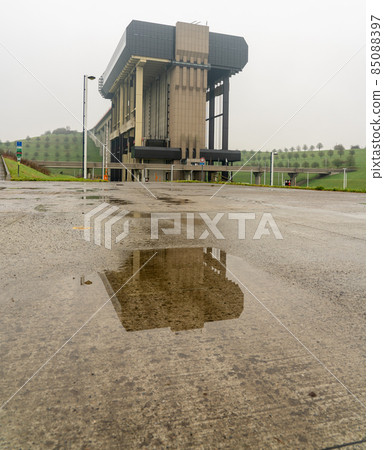 Ship Lift is a boat lift on the Canal du Center in the Belgian province of Hainaut Ship Lift is a boat lift on the Canal du Center in the Belgian province of Hainaut 85088397