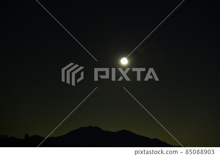 Earthlight Moon on Mt. Kayagatake, Hakushu-cho, Hokuto City (age 25.2) 85088903