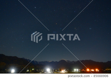 Hakushu-cho, Hokuto City, Winter Triangle, Orion, Auriga, Pleiades on the mountains of the Southern Alps Hakushu-cho, Hokuto City, Winter Triangle, Orion, Auriga, Pleiades on the mountains of the Southern Alps 85088906
