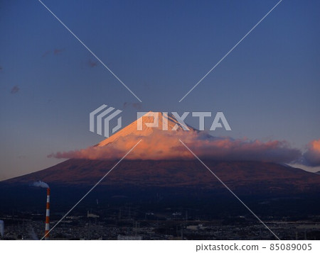 Red Fuji seen from Tagonoura, Shizuoka Prefecture, December Red Fuji seen from Tagonoura, Shizuoka Prefecture, December 85089005