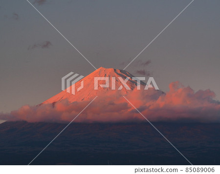 Red Fuji seen from Tagonoura, Shizuoka Prefecture, December Red Fuji seen from Tagonoura, Shizuoka Prefecture, December 85089006