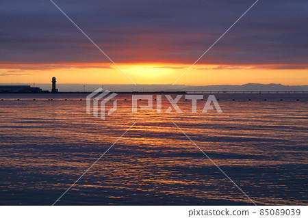 海灘的夜景，在機場附近海浪拍打的聲音感覺很好 85089039