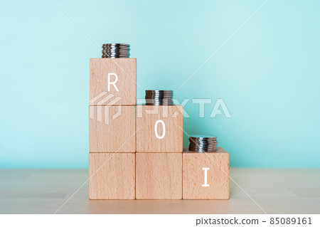 Building blocks and money labeled "ROI" 85089161