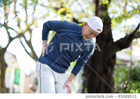 Senior men outdoor sports back pain 85089523