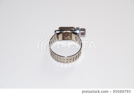 金屬配件的帶部分將軟管固定到管道上 85089793