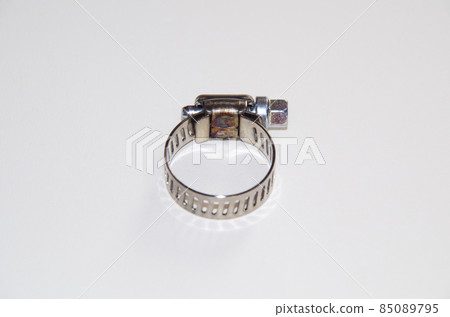 Metal fittings for fixing the hose to the pipe 85089795