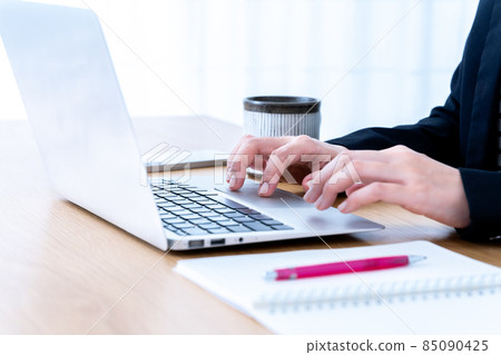 Female using a laptop [Parts cut] 85090425
