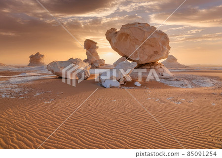 Limestone rocks in the White Desert at sunset. Egypt, mushroom rocks in the desert. Limestone rocks in the White Desert at sunset. Egypt, mushroom rocks in the desert. 85091254
