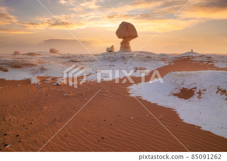 Limestone rocks in the White Desert at sunset. Egypt, mushroom rocks in the desert. Limestone rocks in the White Desert at sunset. Egypt, mushroom rocks in the desert. 85091262