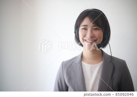 戴耳機的女性 戴耳機的女性 85092046