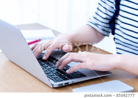 Hands of women using laptops [Parts cut] 85092777
