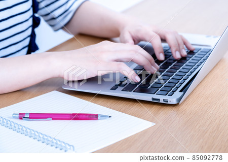 Hands of women using laptops [Parts cut] 85092778