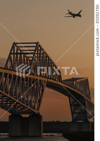 Tokyo Gate Bridge and airplanes 85092780